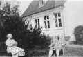 ave_0071 Faster Nete: Ane Lisbeth og Ellen Johanne gift med farbror Christian. Villaen i baggrunden er den sidste villa Fritz og Ane Lisbeth boede i, inden hun dde og han flyttede til Tybjerg plejehjem.